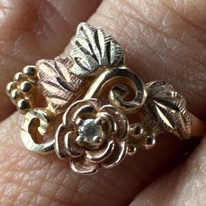 Beautiful Vintage 10k Black Hills Gold and Diamond Multi Color Ring